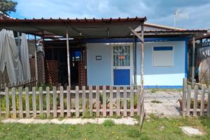 casetta con roulotte in campeggio 
