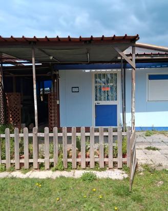 casetta con roulotte in campeggio 
