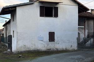 Casa con due appartamenti e giardino