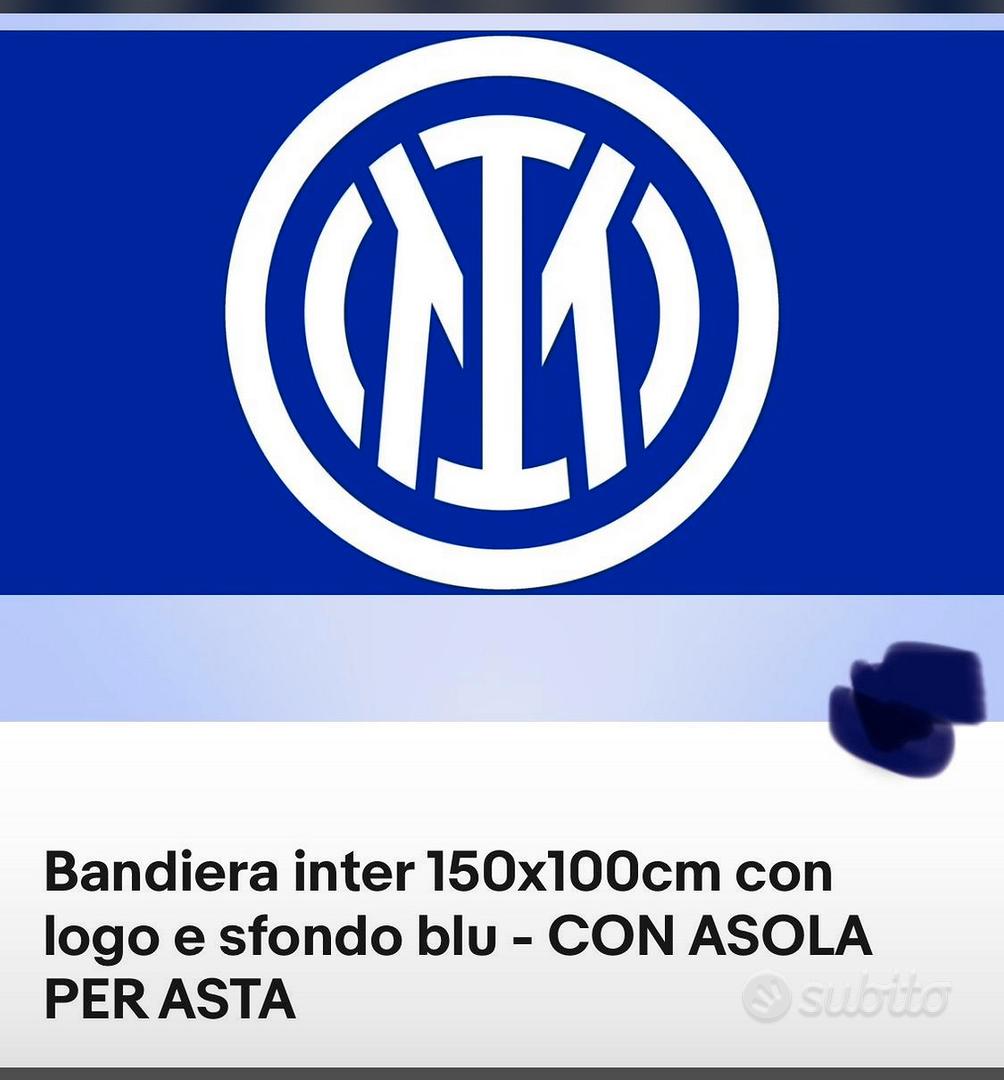 Sventolare la bandiera con il logo del calcio del club di Inter