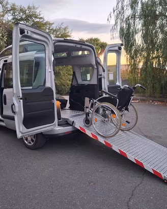 Fiat Doblo Con rampa manuale trasporto disabili in