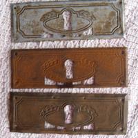 3 piastrine in ottone patinato e zincato con bocch