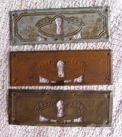 3 piastrine in ottone patinato e zincato con bocch