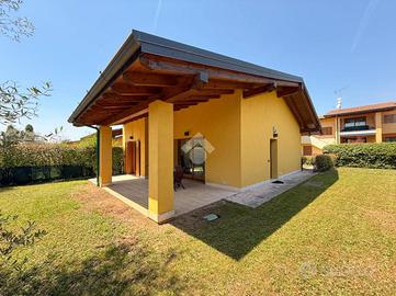 VILLA A SCHIERA A SOIANO DEL LAGO
