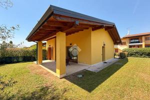 VILLA A SCHIERA A SOIANO DEL LAGO