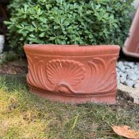 Vaso angolare in vera terracotta decorata