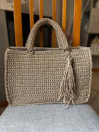 Borsa a uncinetto fatta a mano