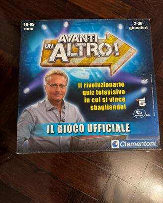 Gioco da tavolo avanti un altro