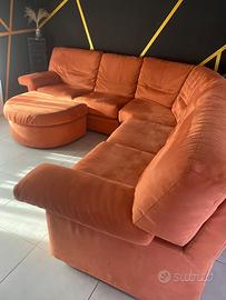 Divano angolare comodo e spazioso scamosciato