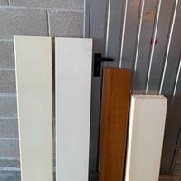 Set di mensole bianche e legno