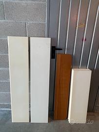 Set di mensole bianche e legno