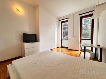 Stanza singola ampia e completamente arredata