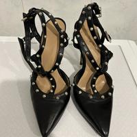 Décolleté nero in pelle.