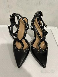 Décolleté nero in pelle.