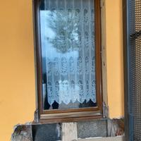 Finestra in legno a ribalta