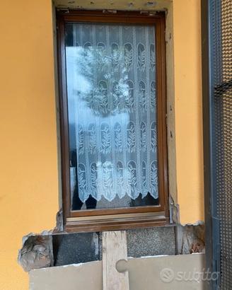 Finestra in legno a ribalta