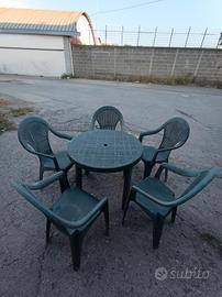 Tavolo di plastica con 5 sedie 