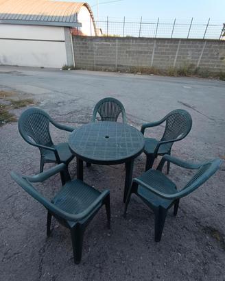 Tavolo di plastica con 5 sedie 