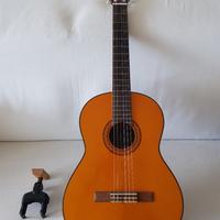 Chitarra classica Yamaha C70 con supporto da muro.