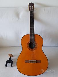 Chitarra classica Yamaha C70 con supporto da muro.