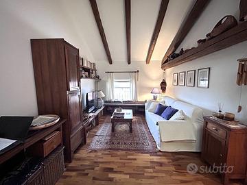 Raffinata mansarda con finiture di pregio