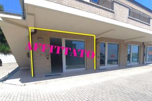 LOCALE COMMERCIALE con AREA ESTERNA ESCLUSIVA