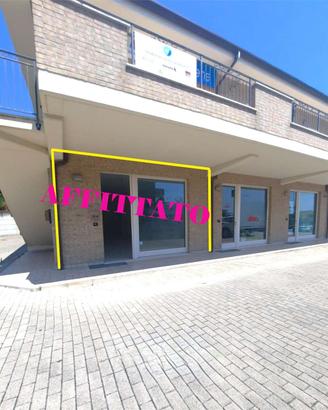 LOCALE COMMERCIALE con AREA ESTERNA ESCLUSIVA