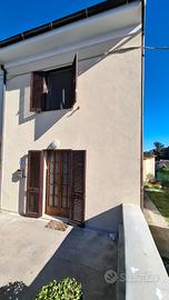 Terratetto d'angolo con piccolo cortile
