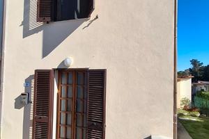 Terratetto d'angolo con piccolo cortile