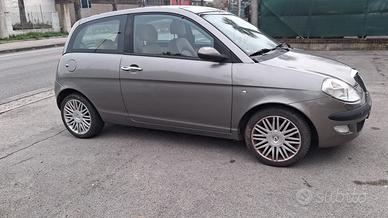 lancia Ypsilon cambio automatico 