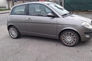 lancia Ypsilon cambio automatico 