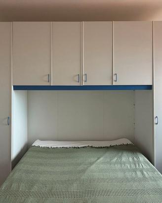 Letto e scrivania per ragazzi