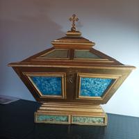 Reliquiario ad arca in legno dorato e marmorizzato