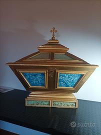 Reliquiario ad arca in legno dorato e marmorizzato