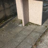 Tavolino in granito rosa