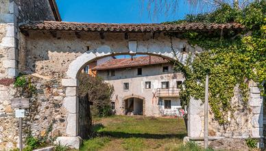 Rustico da ristrutturare con ampia corte