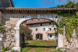 Rustico da ristrutturare con ampia corte