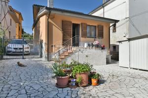 CASA SINGOLA CON CORTE - MALTIGNANO