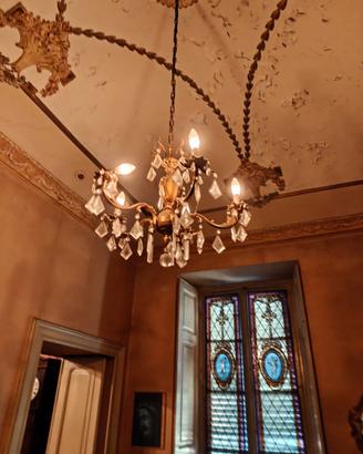 Lampadario vintage in ottone con pendenti in vetro