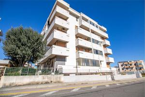 Trilocale luminoso con posto auto in Via Vesalio