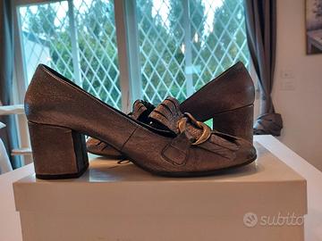 Mocassino argentato con tacco largo #39