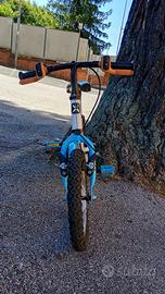 Bici 14" B’Twin bianca/celeste con rotelle