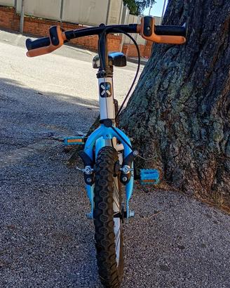 Bici 14" B’Twin bianca/celeste con rotelle