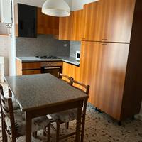 Cucina angolare, con elettrodomestici