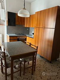 Cucina angolare, con elettrodomestici