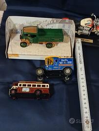 Modellino bus inglese  insieme ad altri 3 modellin