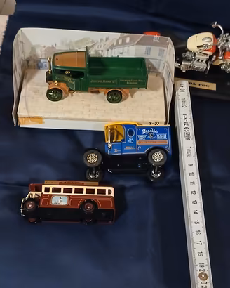 Modellino bus inglese  insieme ad altri 3 modellin