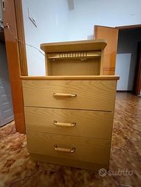 Comodino con luce annessa