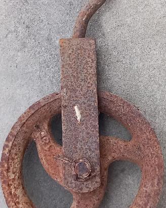 Imponente e autentica grande carrucola d'epoca