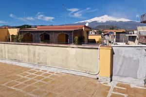 CASA SEMINDIPENDENTE A ACI BONACCORSI